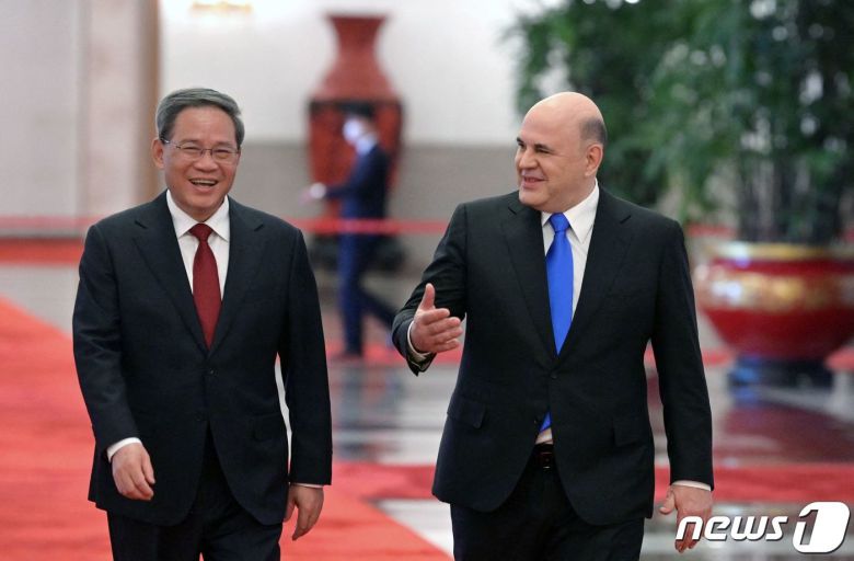 리창 중국 총리가지난 5월 24일 (현지시간) 중국을 방문한 미하일 미슈스틴 러시아 총리와 베이징 인민 대회당에서 회담을 하러 가고 있다. 2023.5.25 ⓒ AFP=뉴스1 ⓒ News1 우동명 기자