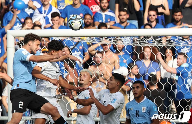 8일(현지시간) 아르헨티나 라플라타 라플라 스타디움에서 열린 'FIFA U-20 월드컵 아르헨티나 2023' 준결승전 이스라엘과 우루과이의 경기에서 우루과이 보셀리가 헤딩슛하고 있다. 2023.6.9/뉴스1 ⓒ News1 이승배 기자