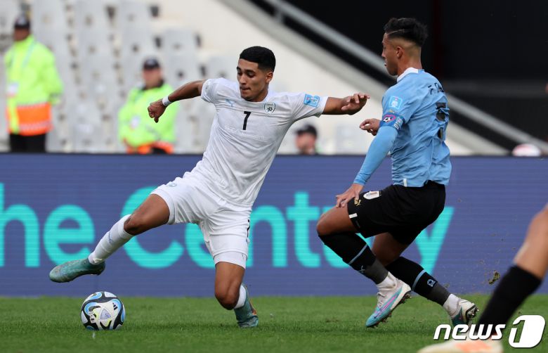 8일(현지시간) 아르헨티나 라플라타 라플라 스타디움에서 열린 'FIFA U-20 월드컵 아르헨티나 2023' 준결승전 이스라엘과 우루과이의 경기에서 이스라엘 칼라일리가 드리블 돌파하고 있다. 2023.6.9/뉴스1 ⓒ News1 이승배 기자