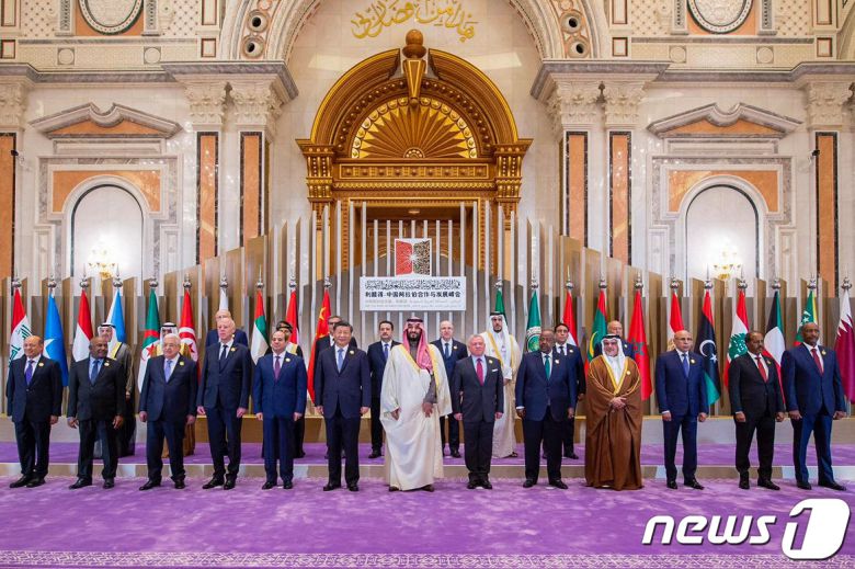 시진핑 중국 국가주석이 지난해 12월9일(현지시간) 리야드에서 열린 중국-GCC(걸프협력회의) 정상회의서 무함마드 빈 살만 사우디아라비아 왕세자 등 참석자들과 포즈를 취하고 있다. ⓒ AFP=뉴스1 ⓒ News1 우동명 기자