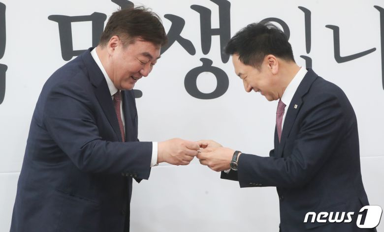 김기현 국민의힘 대표와 싱하이밍 주한중국대사가 지난 3월28일 서울 여의도 국회에서 만나 명함을 교환하고 있다. 2023.3.28/뉴스1 ⓒ News1 허경 기자