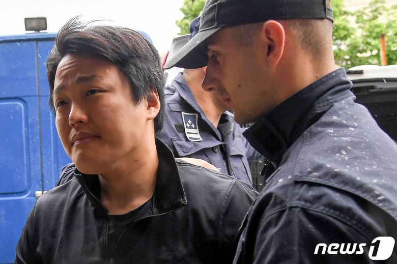 '테라·루나' 사태의 핵심 인물인 권도형 테라폼랩스 대표가 11일(현지시간) 몬테네그로 포드고리차 지방법원에 출석하고 있다. 권 대표는 몬테네그로 법원에 각각 40만유로를 내는 조건으로 보석을 청구했다. ⓒ AFP=뉴스1 ⓒ News1 신웅수 기자
