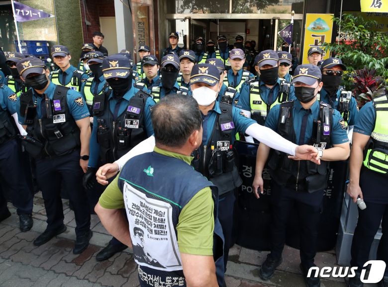 경찰이 9일 오전 건설노조 사무실을 압수수색하면서 출입을 통제하고 있다. 2023.6.9/뉴스1 ⓒ News1 구윤성 기자
