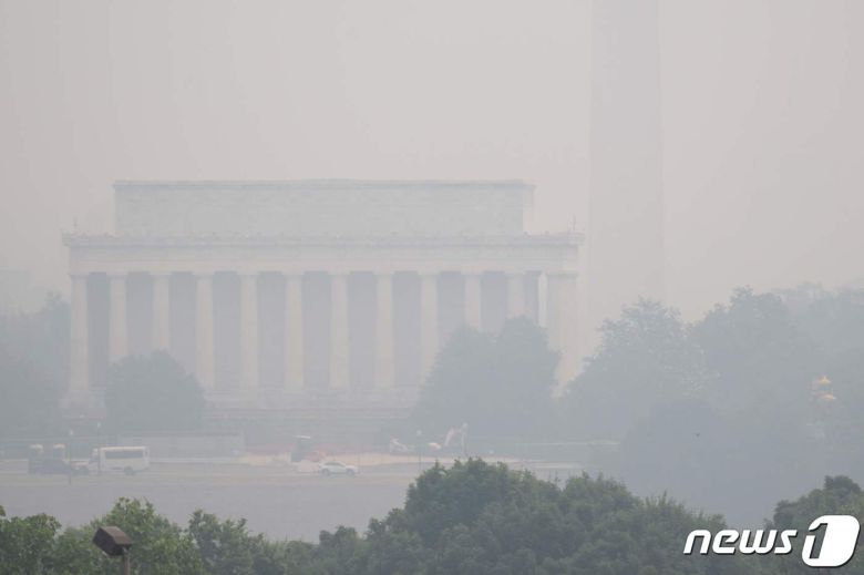 8일 (현지시간) 캐나다 산불의 영향으로 발생한 뿌연 연무 사이로 워싱턴 내셔널 몰의 링컨 기념관과 워싱턴 기념비가 희미하게 보인다. 2023.6.9 ⓒ AFP=뉴스1 ⓒ News1 우동명 기자