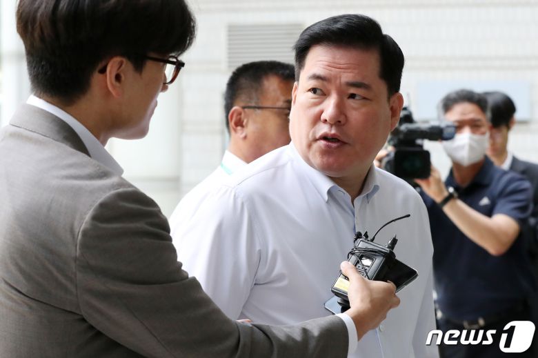 유동규 전 성남도시개발공사 기획본부장이 9일 오전 서울 서초구 중앙지방법원에서 열린 대장동 개발사업 관련 특정범죄가중처벌 등에 관한 법률위반(뇌물) 등 혐의 공판에 출석하며 취재진의 질문에 답하고 있다. 2023.6.9/뉴스1 ⓒ News1 민경석 기자