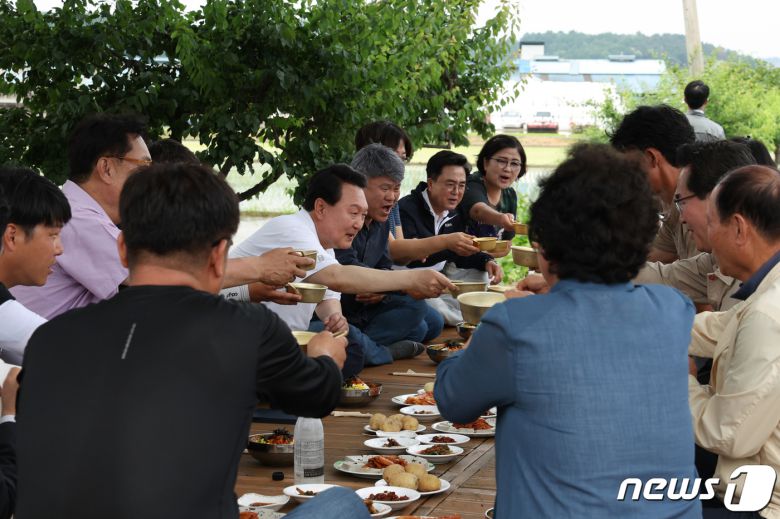 윤석열 대통령이 7일 충남 부여군 임천면 '꿈에영농조합법인'의 모내기 작업 현장을 방문해 모내기 작업에 참여한 후 농민들과 새참을 함께 하며 막걸리로 건배하고 있다. (대통령실 제공) 2023.6.7/뉴스1 ⓒ News1 오대일 기자