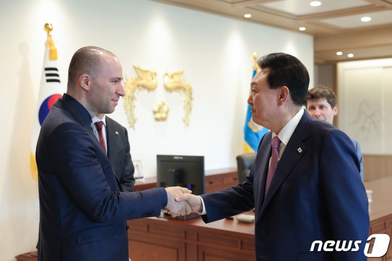윤석열 대통령이 9일 용산 대통령실 청사에서 그레그 브록먼 오픈(Open)AI 공동창업자를 접견하며 악수하고 있다. (대통령실 제공) 2023.6.9/뉴스1 ⓒ News1 오대일 기자