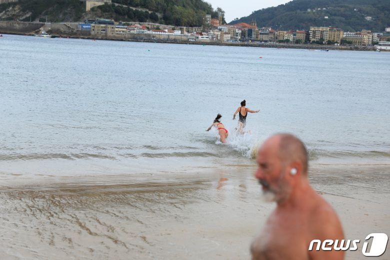 27일(현지시간) 스페인 북부 산 세바스찬에서 폭염이 지속됨에 따라 사람들이 해변에서 더위를 식히고 있다. 2022.10.27 ⓒ 로이터=뉴스1 ⓒ News1 정윤미 기자