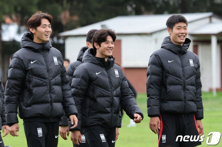 김은중 감독이 이끄는 한국 20세 이하(U-20) 월드컵 축구대표팀이 9일(현지시간) 아르헨티나 라플라타 하워드 존슨 호텔 인근 훈련장에서 회복훈련에 앞서 걸으며 몸을 풀고 있다. 2023.6.10/뉴스1 ⓒ News1 이승배 기자