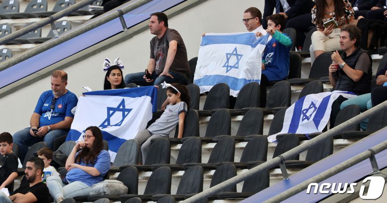 8일(현지시간) 아르헨티나 라플라타 라플라 스타디움에서 열린 'FIFA U-20 월드컵 아르헨티나 2023' 준결승전 이스라엘과 우루과이의 경기에서 이스라엘 응원단이 경기를 지켜보고 있다. 2023.6.9/뉴스1 ⓒ News1 이승배 기자