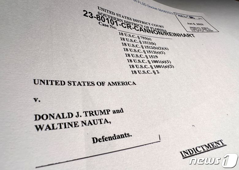 9일(현지시간) 백악관 기밀문서 유출 혐의로 기소된 도널드 트럼프 전 대통령의 공소장이 공개됐다. 트럼프 전 대통령에게 정부 기밀 불법 보유, 사법 방해 등 총 37개의 혐의가 적용됐다. 2023.06.09/ ⓒ 로이터=뉴스1 ⓒ News1 박재하 기자