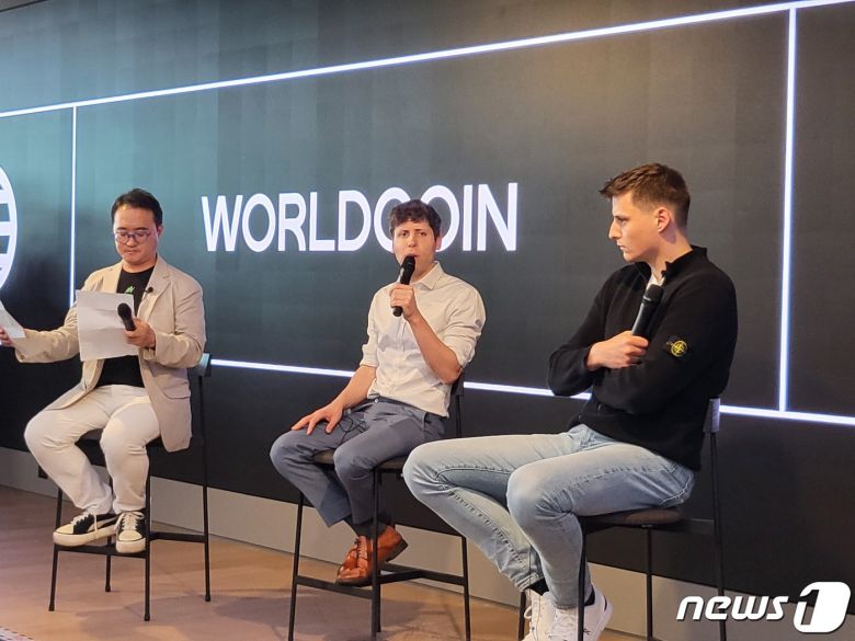 10일 서울 강남구 해시드 오피스에서 진행된 '월드코인 밋업'에서 (왼쪽부터) 손재권 더밀크 대표, 샘 올트먼 오픈AI 대표, 알렉스 블라니아(Alex Blania) 월드코인 창립자가 대담을 나누는 모습.