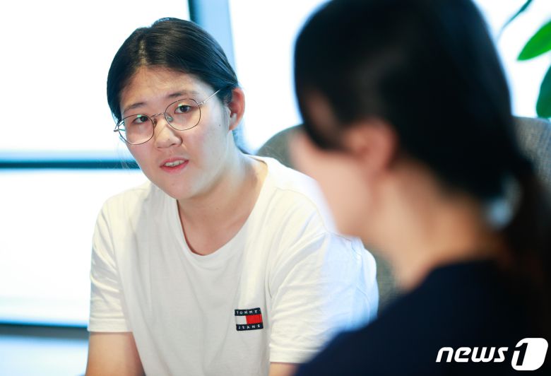 GS칼텍스 정대영(42)과 딸 김보민(13) 양이 7일 경기 가평군 설악면 GS칼텍스 서울 KIXX 프로배구단 전용 체육관에서 뉴스1과 인터뷰를 하고 있다. 2023.6.7/뉴스1 ⓒ News1 안은나 기자