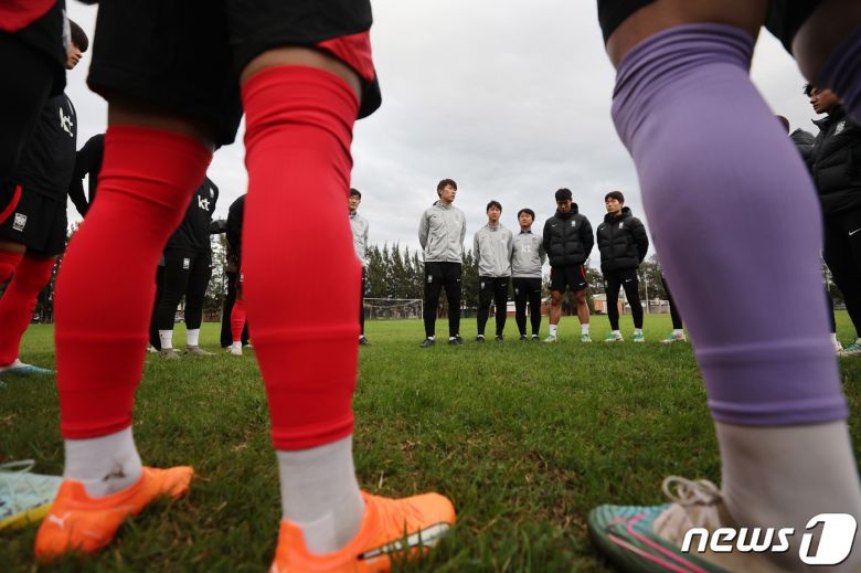 김은중 한국 20세 이하(U-20) 월드컵 축구대표팀 감독이 9일(현지시간) 아르헨티나 라플라타 하워드 존슨 호텔 인근 훈련장에서 회복훈련에 앞서 선수들에게 이야기를 하고 있다. 2023.6.10/뉴스1 ⓒ News1 이승배 기자