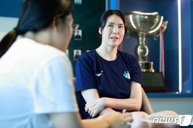 GS칼텍스 정대영(42)과 딸 김보민(13) 양이 7일 경기 가평군 설악면 GS칼텍스 서울 KIXX 프로배구단 전용 체육관에서 뉴스1과 인터뷰를 하고 있다. 2023.6.7/뉴스1 ⓒ News1 안은나 기자