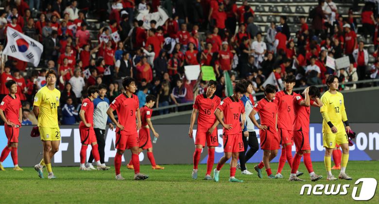 8일(현지시간) 아르헨티나 라플라타 라플라 스타디움에서 열린 'FIFA U-20 월드컵 아르헨티나 2023' 준결승전 한국과 이탈리아의 경기에서 1대2로 패배한 한국 선수들이 아쉬워하고 있다. 2023.6.9/뉴스1 ⓒ News1 이승배 기자
