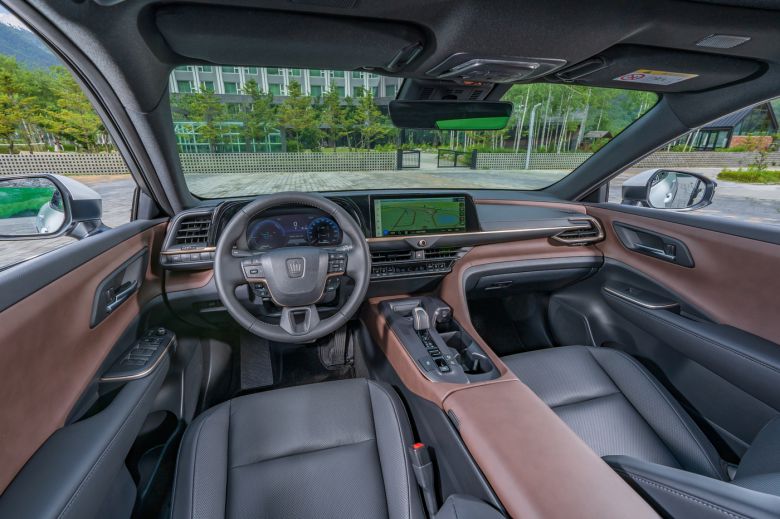 도요타 크라운 2.5리터 하이브리드 실내(도요타코리아 제공)