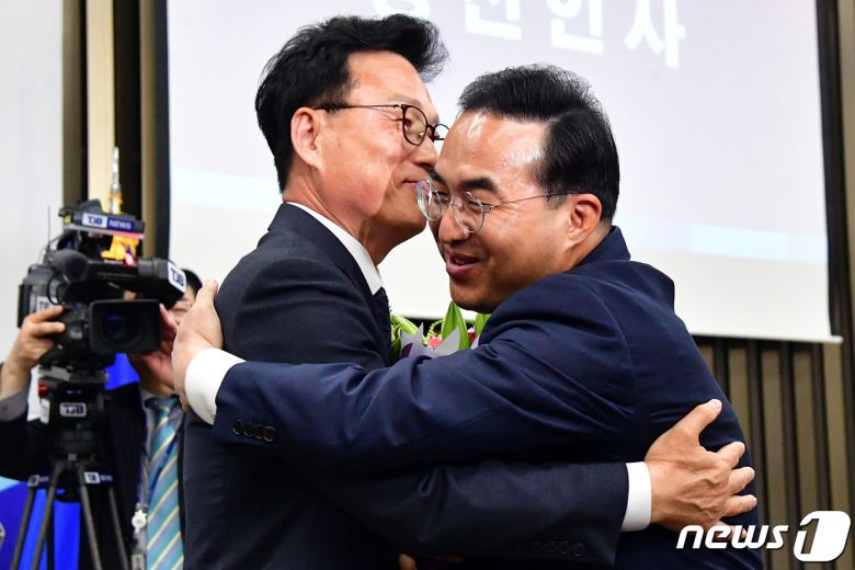 박광온 더불어민주당 원내대표와 박홍근 전 원내대표. (공동취재)/뉴스1 ⓒ News1 임세영 기자