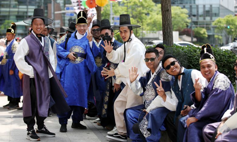 '코로나19 종식 선언' 후 처음 맞는 주말인 5월14일 경복궁 앞 한복 대여점 앞에서 외국인들이 즐거운 표정을 짓고 있다. 2023.5.14/뉴스1 ⓒ News1 박지혜 기자