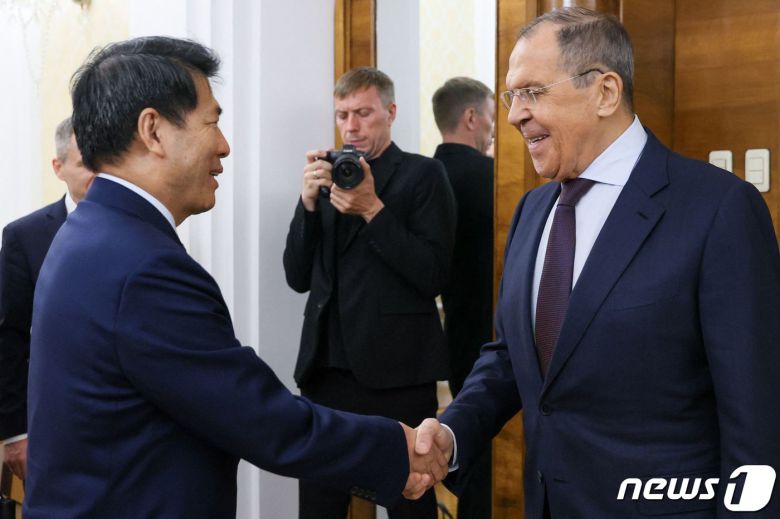 세르게이 라브로프 러시아 외무장관이 26일(현지시간) 모스크바에서 리후이 우크라이나전 중재 중국 특사와 만나 악수를 하고 있다. 2023.5.27 ⓒ AFP=뉴스1 ⓒ News1 우동명 기자