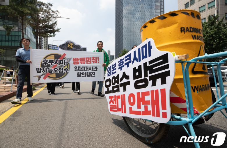 일본 방사성 오염수 해양투기저지서울행동 회원들이 15일 서울 서대문역에서 열린 일본 후쿠시마 오염수 방류 중단 항의 기자회견에서 방사능 드럼통을 운반하는 퍼포먼스를 하며 일본 대사관으로 행진하고 있다. 2023.6.15/뉴스1 ⓒ News1 이재명 기자