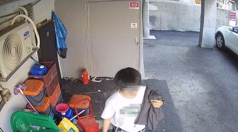 A씨 가게 앞에 대변을 누고 도망간 남성. ('아프니까 사장이다' 갈무리)