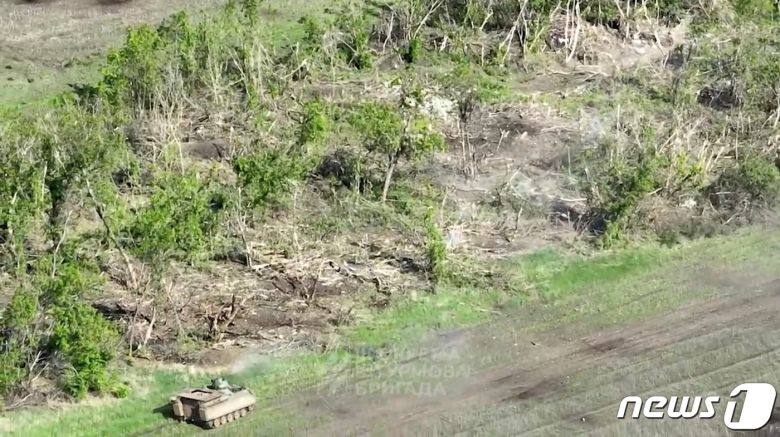 4일 (현지시간) 도네츠크의 바흐무트에서 우크라이나 군 전차가 러시아 군 진지를 공격하기 위해 이동을 하고 있다. 2023.6.6 ⓒ 로이터=뉴스1 ⓒ News1 우동명 기자