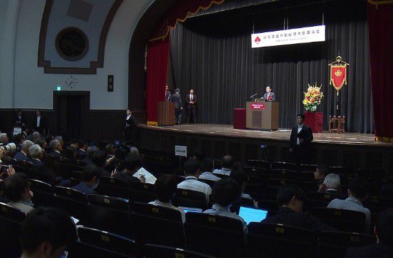 18일 일본 도쿄 와세다대학 오쿠마 강당에서 기시다 후미오 총리가 후배들을 상대로 연설하고 있다. 강연에는 재학생 총 900여 명이 모였다. (출처 : 일본 총리관저) 2023.06.18/