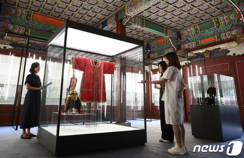 19일 서울 중구 덕수궁 덕홍전에서 열린 한·독 수교 140주년 기념 특별전 '1899, 하인리히 왕자에게 보낸 선물' 전시 언론 공개회에서 관계자들이 작품을 보고 있다. 2023.6.19/뉴스1 ⓒ News1 김민지 기자