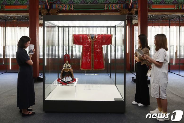 19일 서울 중구 덕수궁 덕홍전에서 열린 한·독 수교 140주년 기념 특별전 '1899, 하인리히 왕자에게 보낸 선물' 전시 언론 공개회에서 관계자들이 작품을 보고 있다. 2023.6.19/뉴스1 ⓒ News1 김민지 기자