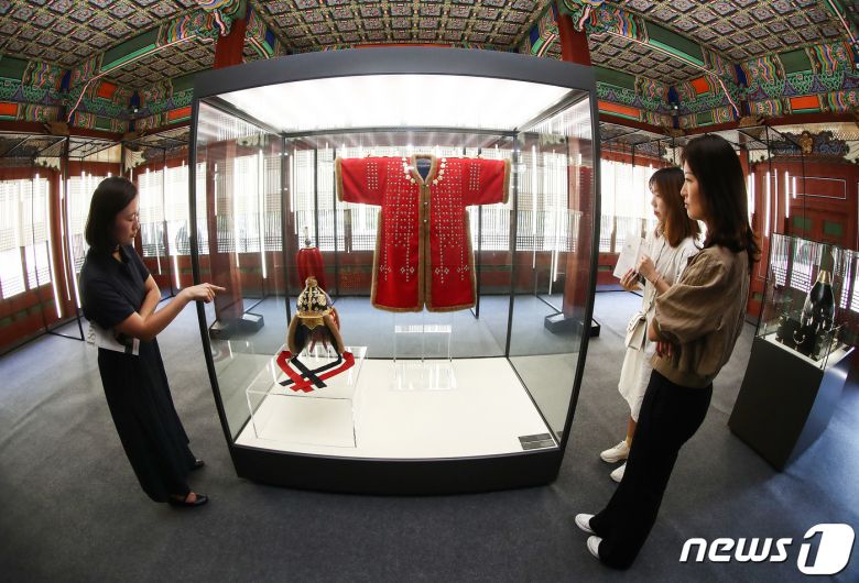 19일 서울 중구 덕수궁 덕홍전에서 열린 한·독 수교 140주년 기념 특별전 '1899, 하인리히 왕자에게 보낸 선물' 전시 언론 공개회에서 관계자가 투구와 갑옷을 보고 있다. 2023.6.19/뉴스1 ⓒ News1 김민지 기자