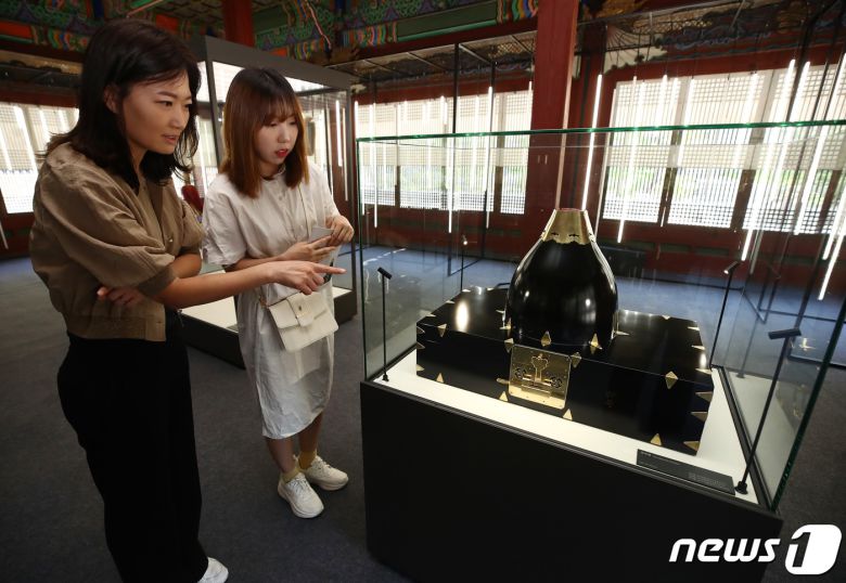 19일 서울 중구 덕수궁 덕홍전에서 열린 한·독 수교 140주년 기념 특별전 '1899, 하인리히 왕자에게 보낸 선물' 전시 언론 공개회에서 관계자들이 갑주함을 보고 있다. 2023.6.19/뉴스1 ⓒ News1 김민지 기자