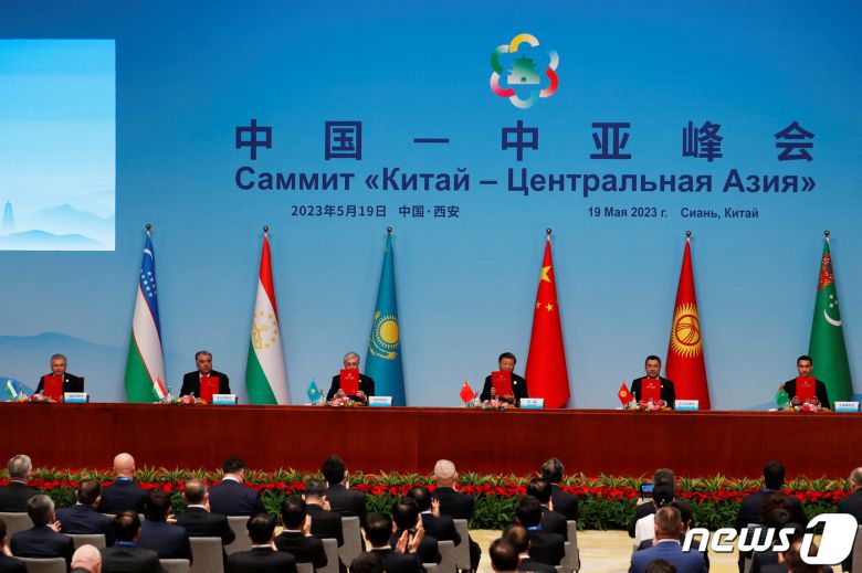 시진핑 중국 국가주석과 카심-조마르트 토카예프 카자흐스탄 대통령, 사디르 자파로프 키르기스스탄 대통령, 에모말리 라흐몬 타지키스탄 대통령, 세르다르 베르디무함메도프 투르크메니스탄 대통령, 샤브카트 미르지요예프 우즈베키스탄 대통령이 19일 (현지시간) 산시성 시안에서 열린 중국-중앙 아시아 정상회의를 마치고 기자회견을 하고 있다. ⓒ 로이터=뉴스1 ⓒ News1 우동명 기자