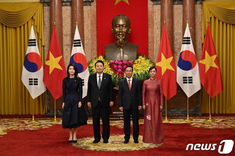 윤석열 대통령과 김건희 여사가 23일(현지시간) 베트남 하노이 주석궁에서 보 반 트엉(Vo Van Thuong) 국가주석, 판 티 탄 탐(Phan Thi Thanh Tam) 여사와 기념 촬영하고 있다. ⓒ AFP=뉴스1 ⓒ News1 안은나 기자