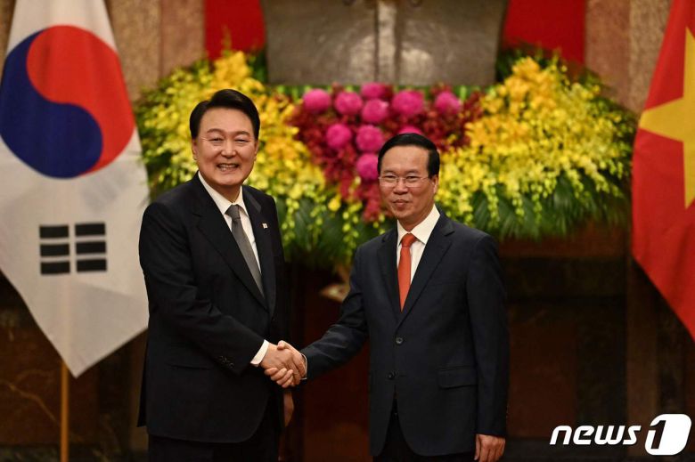 윤석열 대통령이 23일(현지시간) 베트남 하노이 주석궁에서 보 반 트엉(Vo Van Thuong) 국가주석을 만나 악수하고 있다. ⓒ AFP=뉴스1 ⓒ News1 안은나 기자
