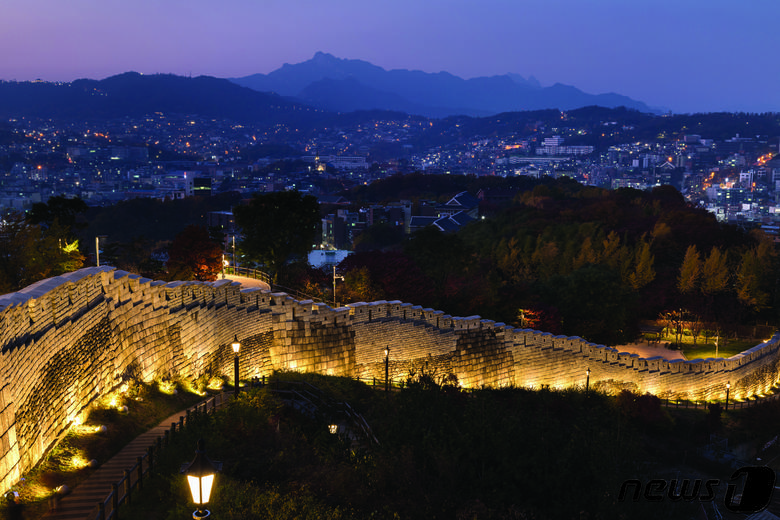 낙산성곽을 따라 서울 야경을 볼 수 있다(서울관광재단 제공)