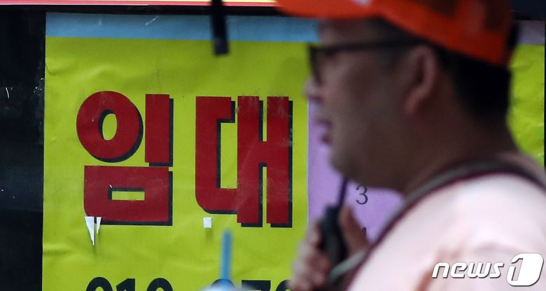 26일 오후 서울 중구 명동의 한 폐업한 상가에 붙어 있는 임대 문의. (자료사진) /뉴스1