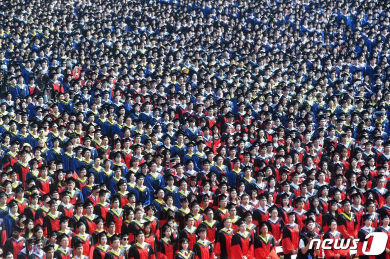 지난 6월 20일 열린 중국 우한대 졸업식. ⓒ AFP=뉴스1 ⓒ News1 박형기 기자