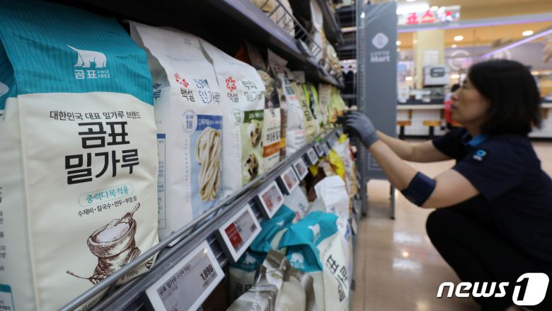 제분업계가 오는 7월부터 밀가루 출하 가격 인하를 검토하는 가운데 27일 서울 시내 한 대형마트에서 마트 관계자가 진열된 밀가루를 정리고 있다. 2023.6.27/뉴스1 ⓒ News1 김진환 기자