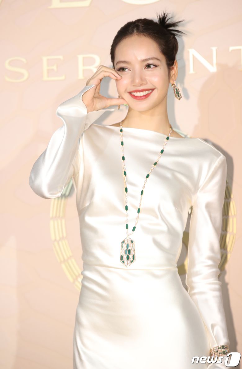 블랙핑크 리사가 28일 오후 서울 종로구 소격동 국제 갤러리에서 진행된 한 명품 브랜드의 컬렉션 75주년 기념 포토월에서 볼 하트 포즈를 취하고 있다. ⓒ News1 권현진 기자