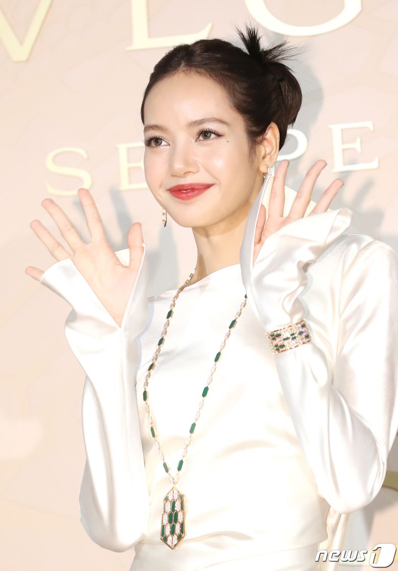 블랙핑크 리사가 28일 오후 서울 종로구 소격동 국제 갤러리에서 진행된 한 명품 브랜드의 컬렉션 75주년 기념 포토월에서 사랑스러운 손 인사를 하고 있다. ⓒ News1 권현진 기자