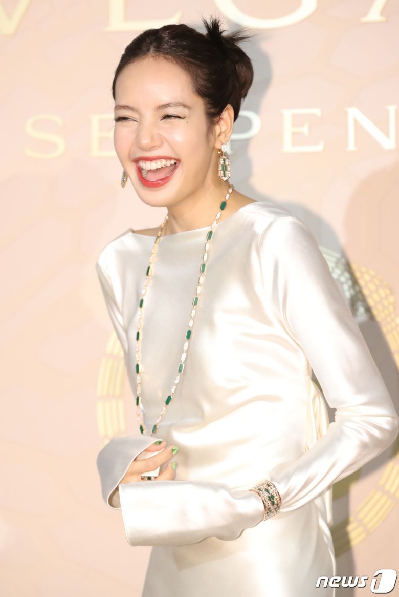 블랙핑크 리사가 28일 오후 서울 종로구 소격동 국제 갤러리에서 진행된 한 명품 브랜드의 컬렉션 75주년 기념 포토월에서 환하게 웃고 있다. 리사의 치아에 은색의 하트와 별 모양의 주얼리가 눈길을 끈다. ⓒ News1 권현진 기자