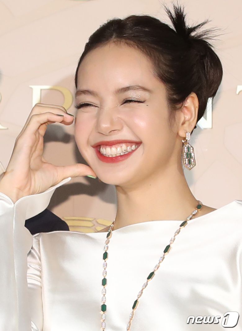 블랙핑크 리사가 28일 오후 서울 종로구 소격동 국제 갤러리에서 진행된 한 명품 브랜드의 컬렉션 75주년 기념 포토월에서 포즈를 취하고 있다. 치아에  하트 모먕의 투스젬이 눈길을 끈다. ⓒ News1 권현진 기자