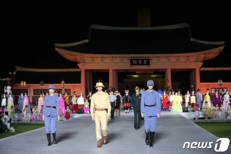 30일 오후 서울 동작구 국립서울현충원 겨레얼마당에서 열린 '제복-한복 패션쇼 자락을 펴다'에서 모델들이 제복을 선보이고 있다. 2023.6.30/뉴스1 ⓒ News1 이승배 기자