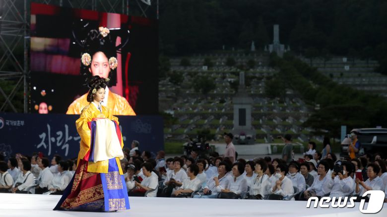 30일 오후 서울 동작구 국립서울현충원 겨레얼마당에서 열린 '제복-한복 패션쇼 자락을 펴다'에서 모델들이 한복을 입고 런웨이를 걷고 있다. 2023.6.30/뉴스1 ⓒ News1 이승배 기자