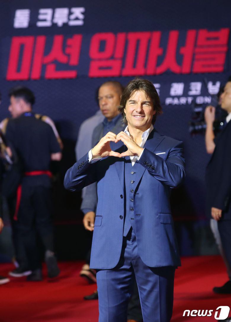 할리우드 배우 톰 크루즈가 29일 서울 송파구 롯데시네마 월드타워점에서 열린 영화 '미션 임파서블: 데드 레코닝 파트 원' 레드카펫 행사에서 하트를 그리고 있다. ⓒ News1 권현진 기자