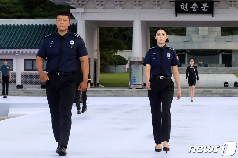 30일 오후 서울 동작구 국립서울현충원 겨레얼마당에서 열린 '제복-한복 패션쇼 자락을 펴다'에서 모델들이 제복을 입고 런웨이를 걷고 있다. 2023.6.30/뉴스1 ⓒ News1 이승배 기자