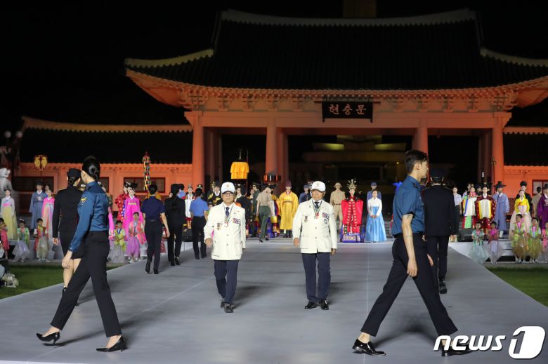 30일 오후 서울 동작구 국립서울현충원 겨레얼마당에서 열린 '제복-한복 패션쇼 자락을 펴다'에서 6.25 참전 유공자들이 제복을 입고 런웨이를 걷고 있다. 2023.6.30/뉴스1 ⓒ News1 이승배 기자