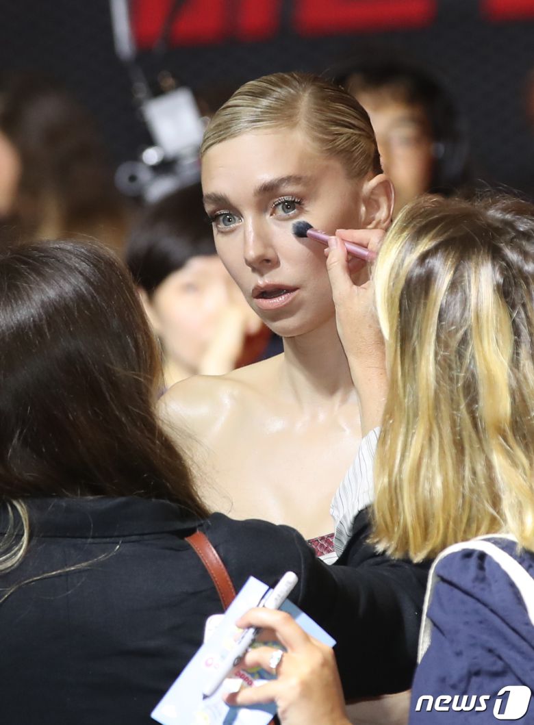 할리우드 배우 바네사 커비가 29일 서울 송파구 롯데시네마 월드타워점에서 열린 영화 '미션 임파서블: 데드 레코닝 파트 원' 레드카펫 행사에서 화장을 고치고 있다. ⓒ News1 권현진 기자