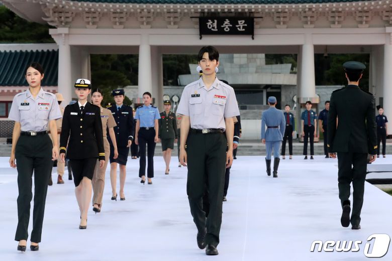 30일 오후 서울 동작구 국립서울현충원 겨레얼마당에서 열린 '제복-한복 패션쇼 자락을 펴다'에서 모델들이 제복을 입고 런웨이를 걷고 있다. 2023.6.30/뉴스1 ⓒ News1 이승배 기자